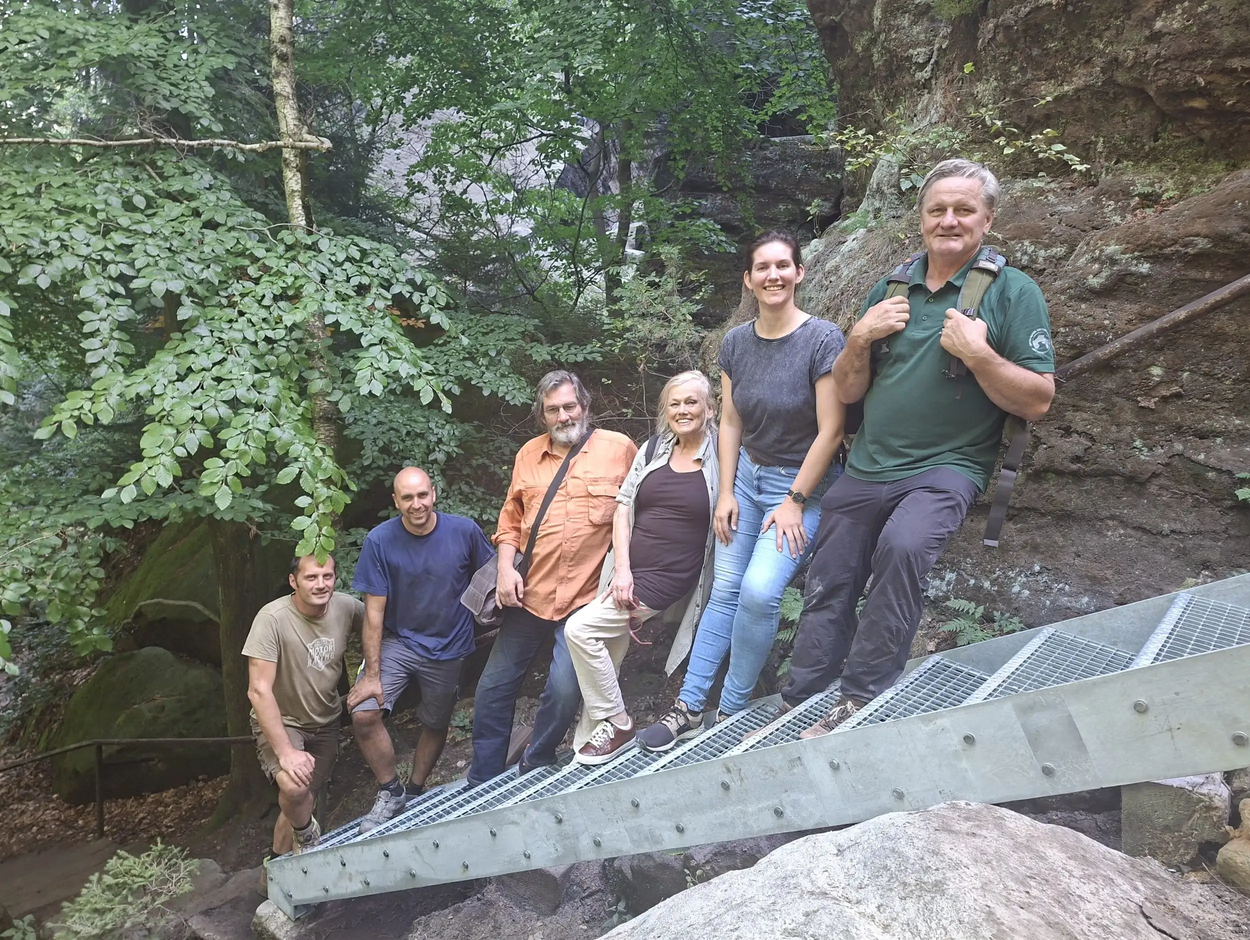 Nach Instandsetzung des Nadelöhrs am Pfaffenstein haben sich sechs Akteure auf die fertige Stahltreppe aufgestellt.