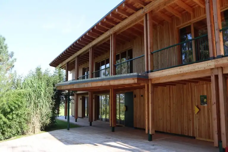Ein modernes Besucherzentrum mit Informationstafeln und interaktiven Ausstellungen zur Natur und Geschichte der Sächsischen Schweiz