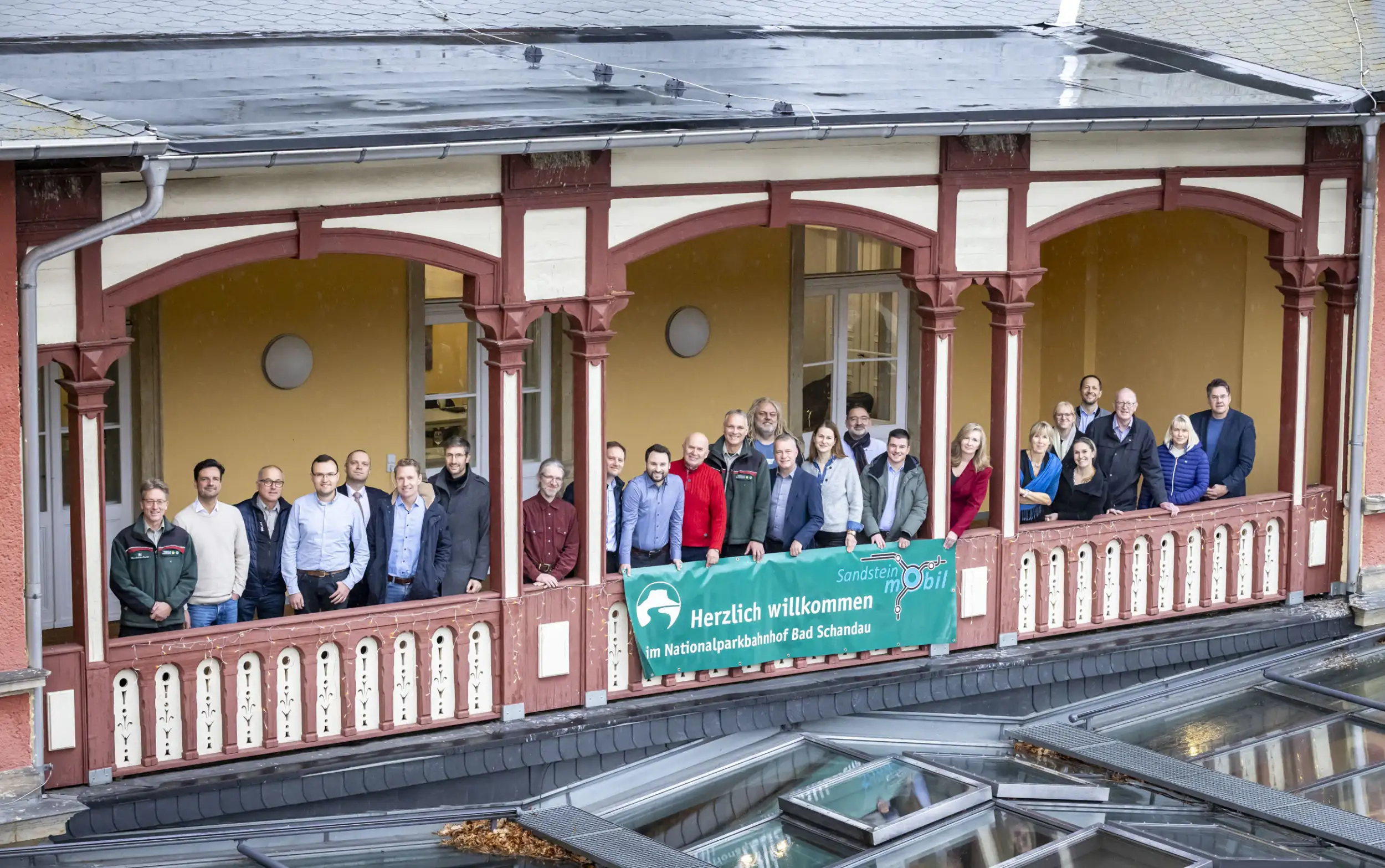 Organisiert durch die Nationalpark- und Forstverwaltung Sächsische Schweiz und Landschaf(f)t Zukunft e.V. trafen sich vergangenen Freitag 25 maßgebliche Entscheider des öffentlichen und touristischen Verkehrs in der Nationalparkregion Sächsische und Böhmische Schweiz im Parkhotel Bad Schandau und tauschten wesentliche Informationen für die gegenseitige und frühzeitige Abstimmung von Maßnahmen und Angeboten aus für die umweltfreundliche An- und Abreise sowie das besucherfreundliche ÖPNV-Angebot im grenzübergreifenden Schutzgebiet.
