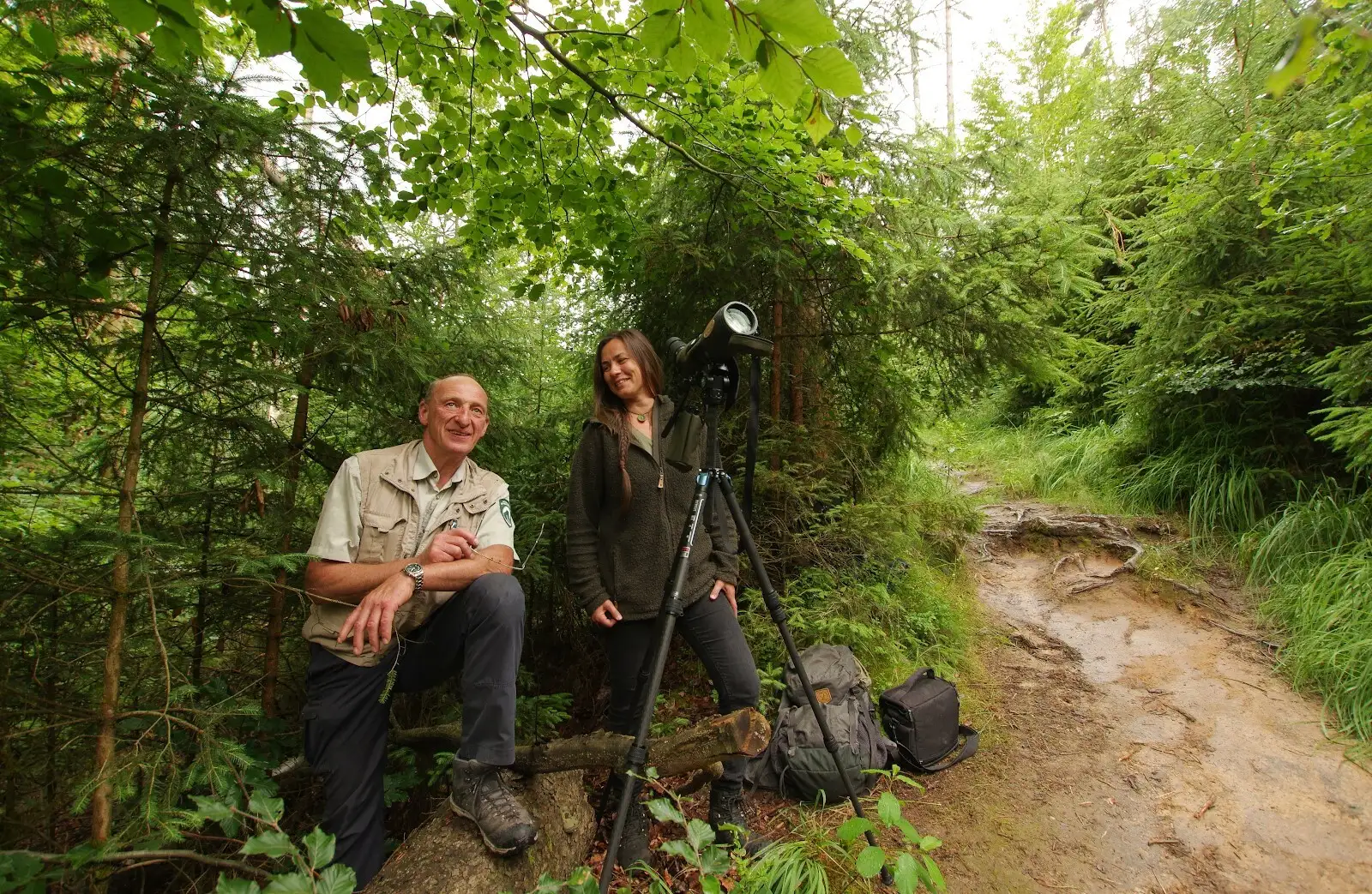 Frank Strohbach und Nicole Aulitzky von der Nationalparkwacht Hinterhermsdorf haben den Horst entdeckt und freuen sich, dass es dem Nachwuchs der kleinen Storchenfamilie während der Brutzeit gut ging und er inzwischen glücklich ausgeflogen ist.