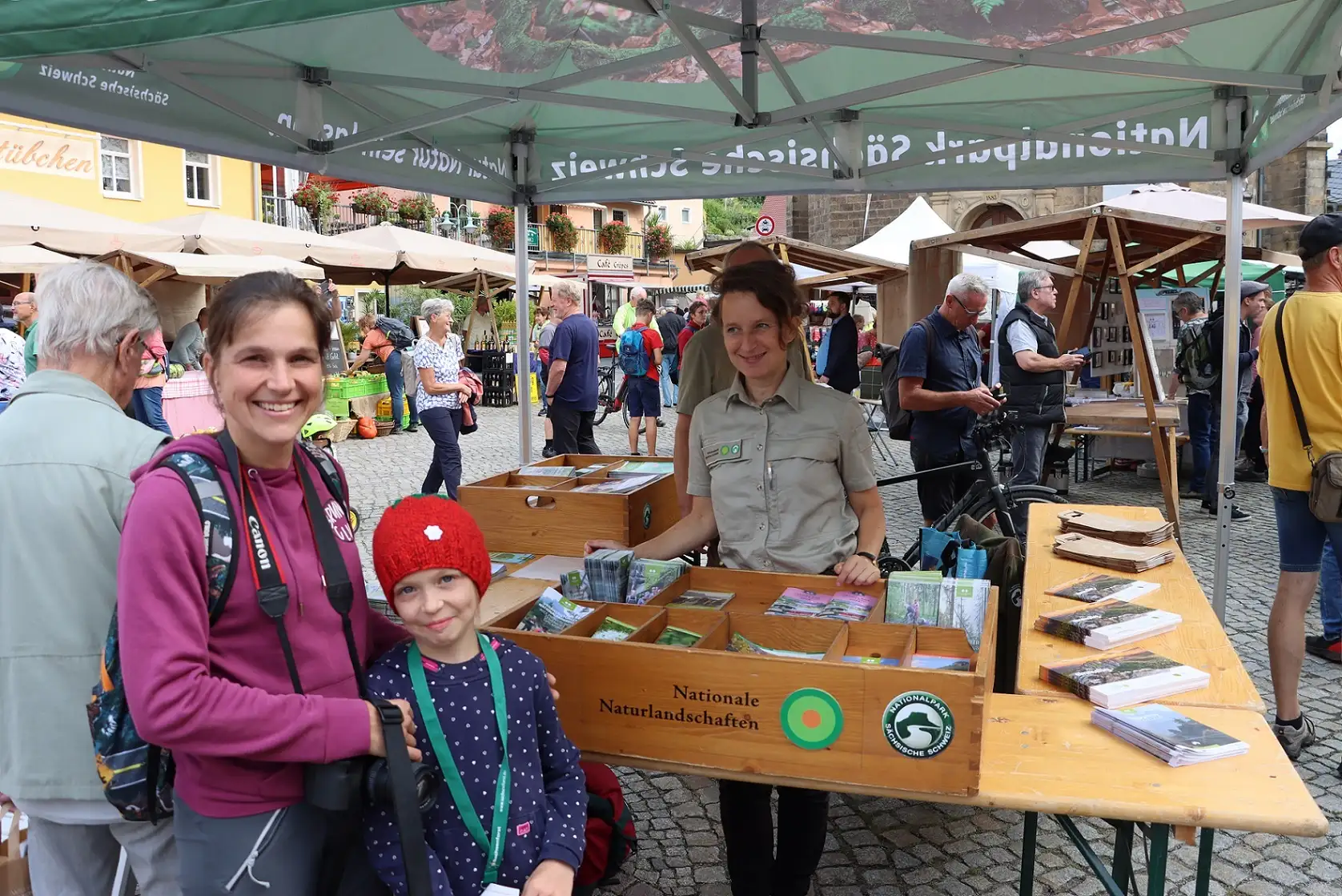 Der Stand der Nationalpark- und Forstverwaltung auf dem Naturmarkt Sächsische Schweiz in Stadt Wehlen