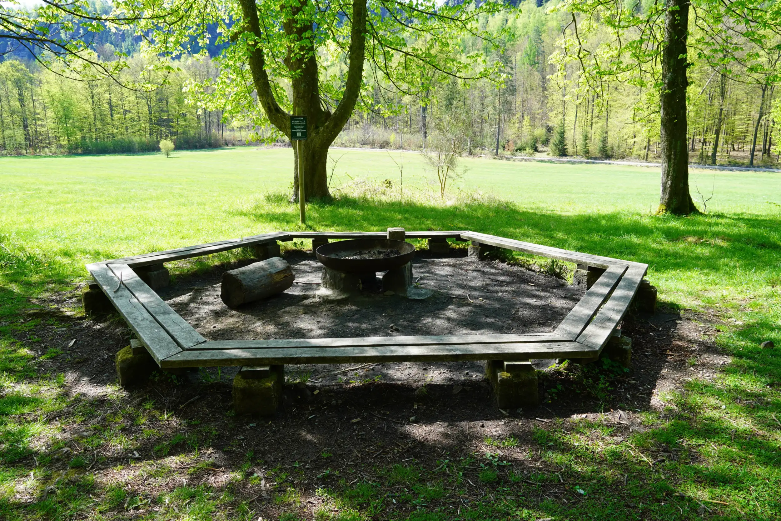 Die Feuerstelle auf der Wildwiese