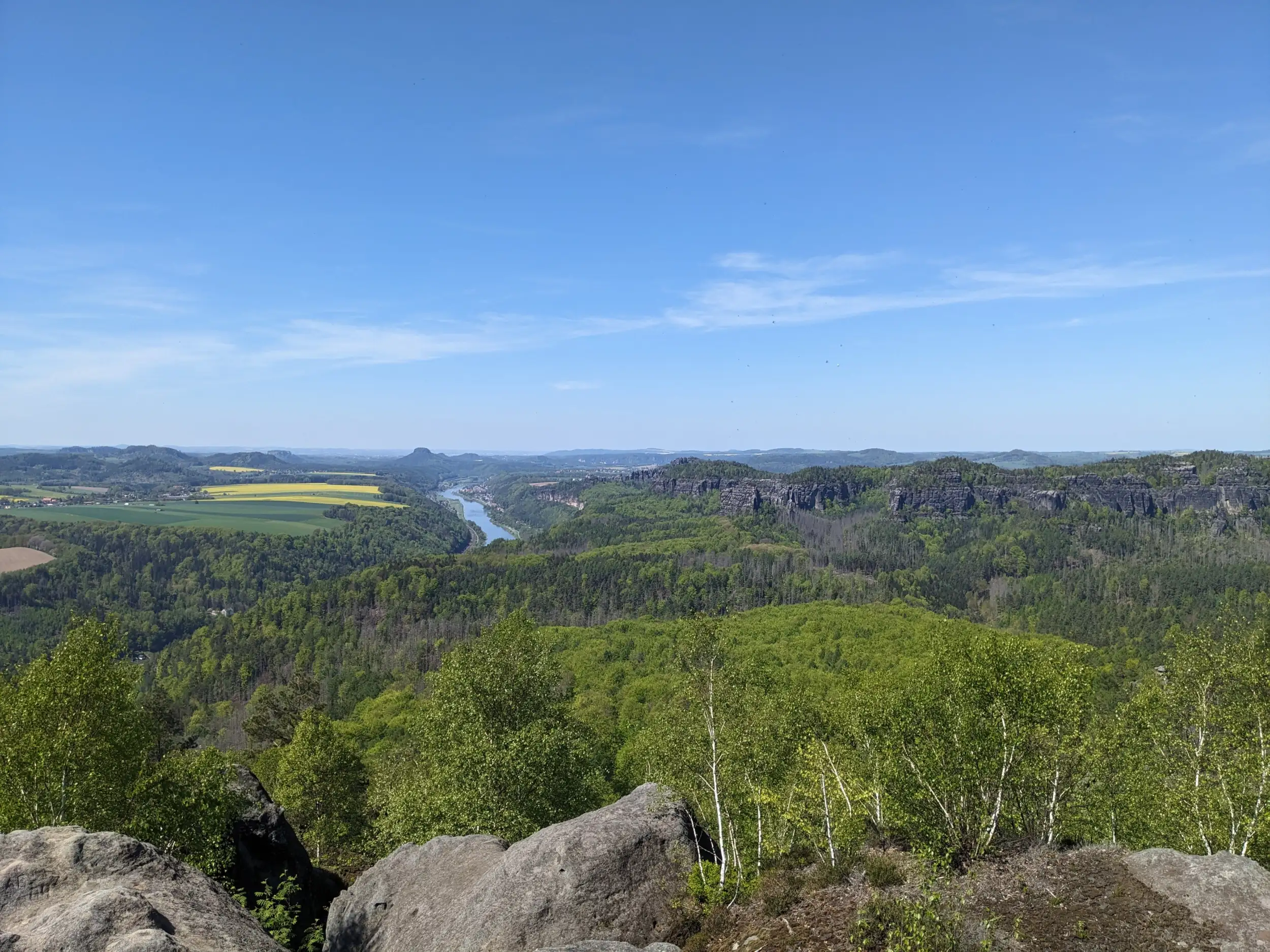 Von der Kipphornaussicht am Großen Winterberg breitet sich ein Panorama über Affensteine, Schrammsteine, Elbe und Tafelberge aus.