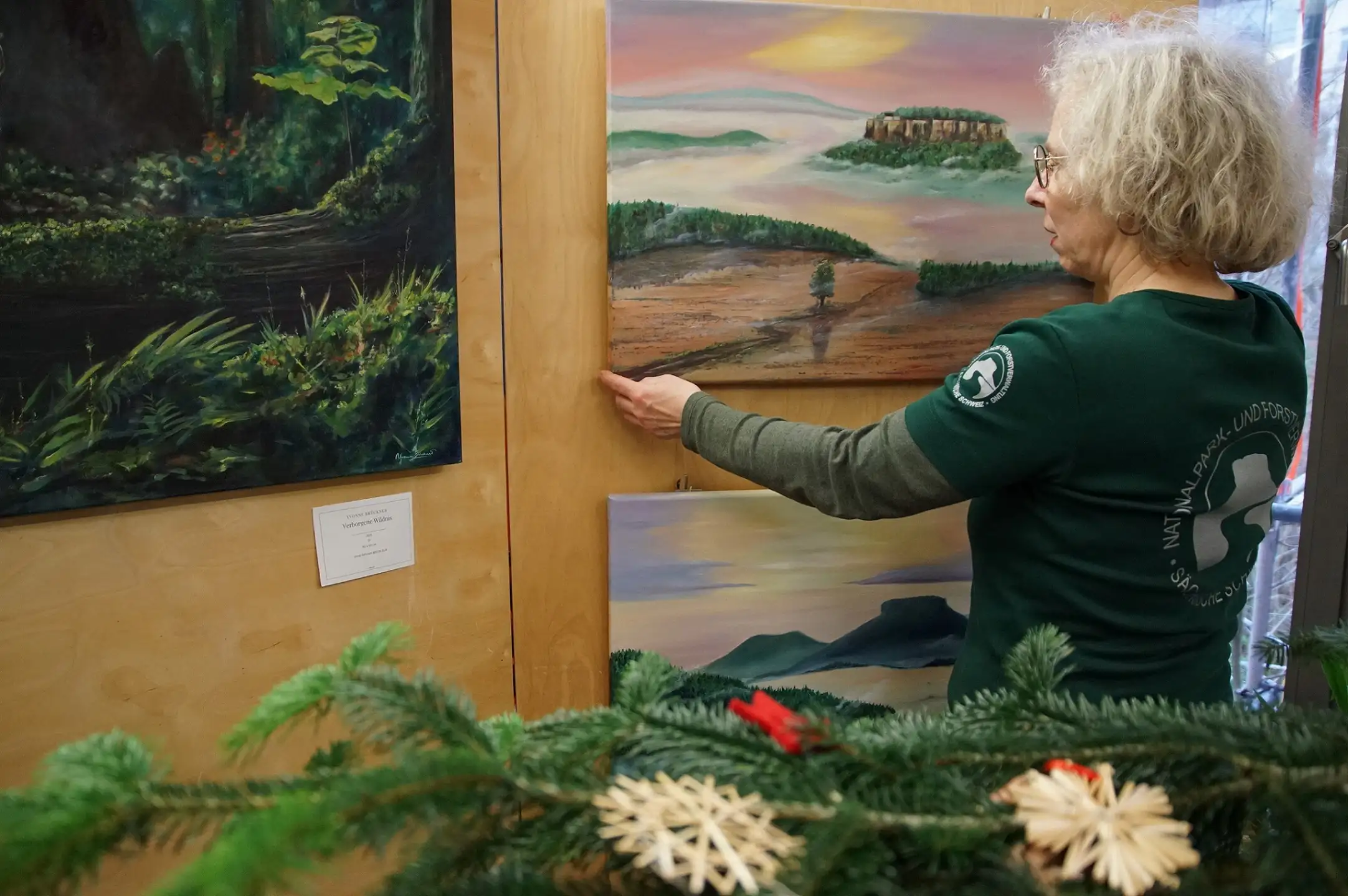 Die Sonderausstellung „Gemeinsam unterwegs“ – Deutsch-tschechisches Malerpleinair 2025 „Společně na cestách“ – Česko-německý malířský plenér 2025 mit ihren 26 Kunstwerken von Künstlerinnen aus der Region lässt die Betrachter in die besonderen Stimmungen der Landschaft in der Sächsischen Schweiz eintauchen. Die Bilder stehen auch zum Verkauf.