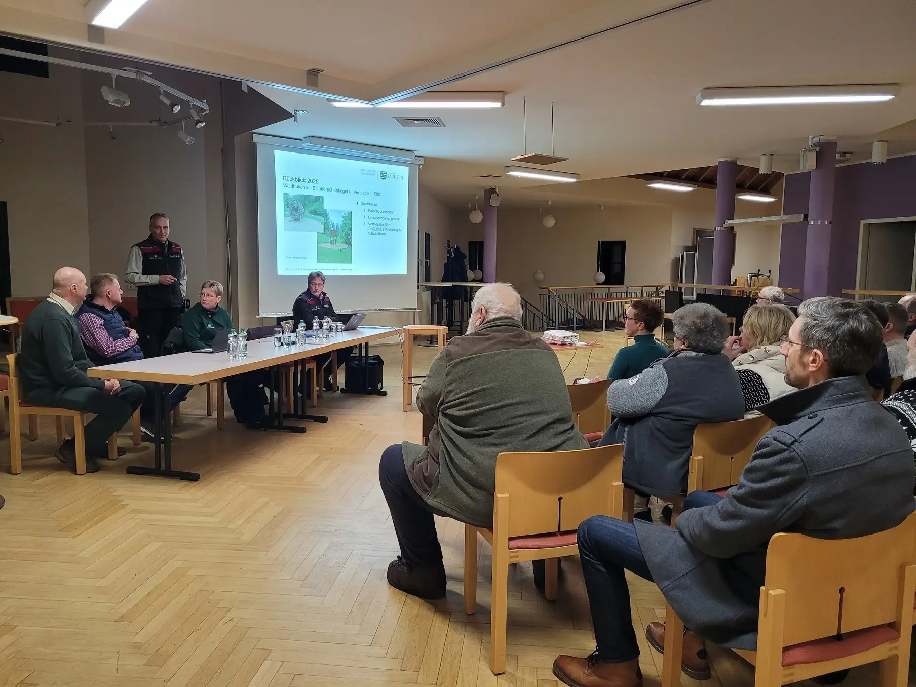 Im Gespräch mit den Einwohnern der Nationalgemeinde Hinterhermsdorf am 28.01.2026 (v.l.n.r.): Matthias Protze, Oberförster des Nationalparkreviers Hinterhermsdorf, Sven Wießner, Ortsvorsteher von Hinterhermsdorf, Maren Pussak, Leiterin des Fachbereiches 3 „Naturerleben und Besuchermanagement“ der Nationalpark- und Forstverwaltung Sächsische Schweiz von Sachsenforst, deren Leiter Uwe Borrmeister und Pressesprecher Hanspeter Mayr.