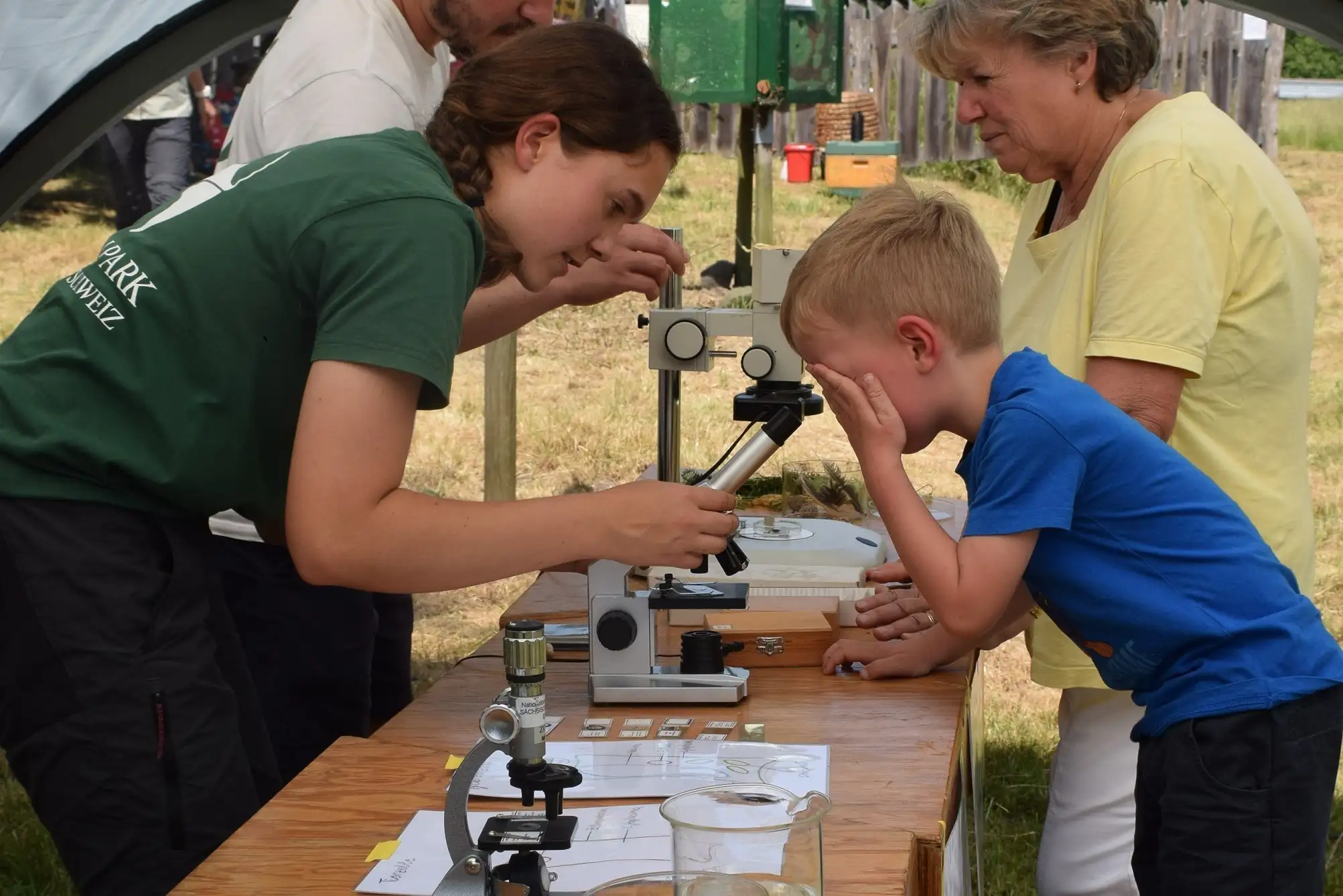 Commerzbank-Umweltpraktikantinnen und -Praktikanten im Nationalpark Sächsische Schweiz machen die Natur der Nationalparkregion für Kinder in zahlreichen und vielfältigen Bildungsprogrammen anschaulich erlebbar.