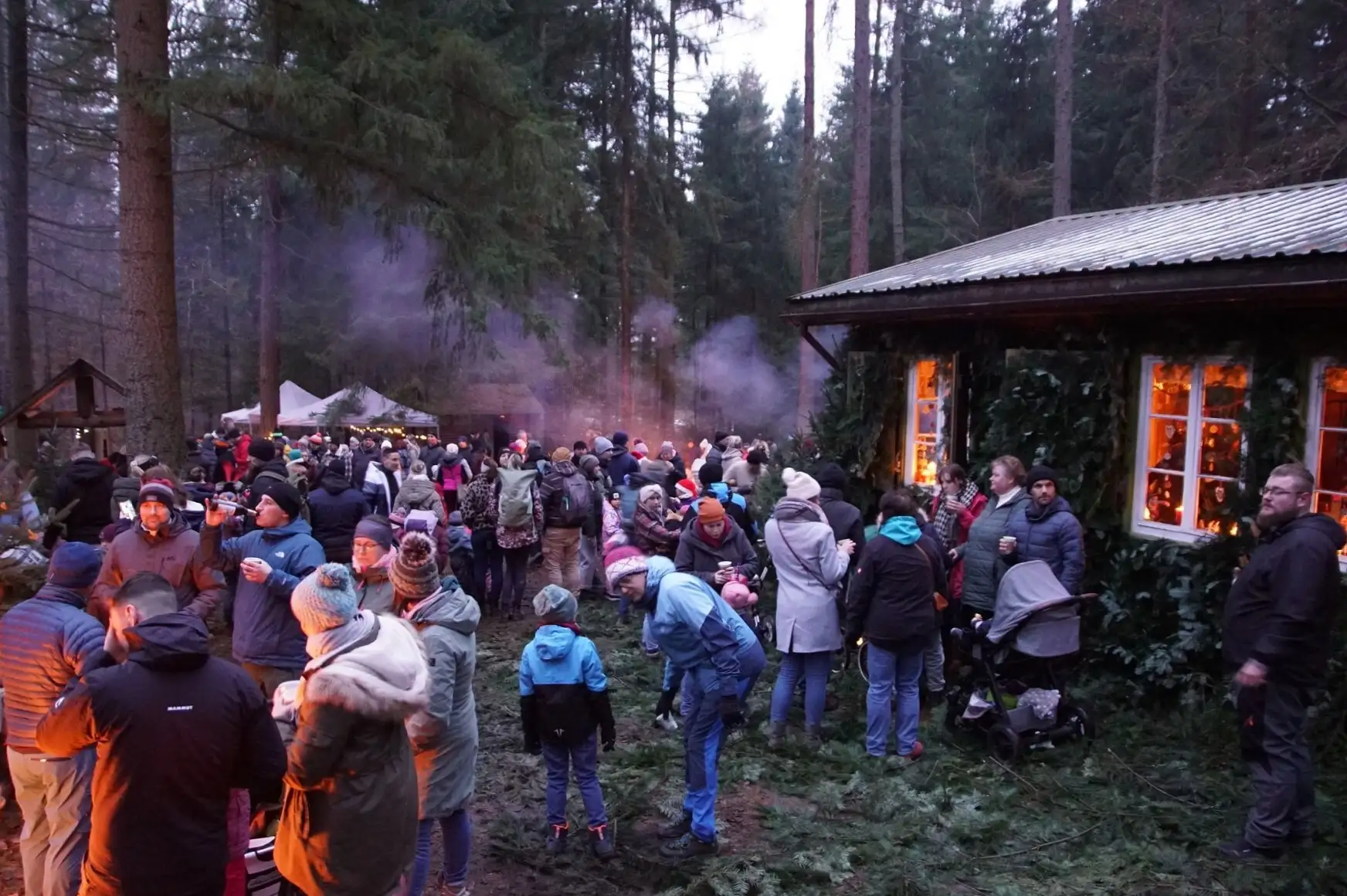 Viele kleine und große Besucherinnen und Besucher kamen am 1. Adventssonntag zur diesjährigen Waldweihnacht im Sebnitzer Wald zusammen. An der Hütte des Weihnachtsmanns herrschte hoher Andrang: Viele Kinder wollten ihm ihren Wunschzettel für das Weihnachtsfest überbringen.