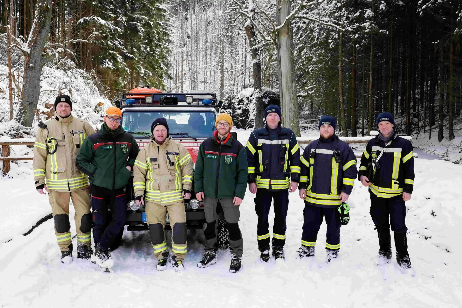 Mitarbeiter der Nationalparkverwaltung setzen Maßnahmen zur Waldbrandprävention um, darunter das Entfernen von trockenem Gehölz und das Anlegen von Schutzstreifen.