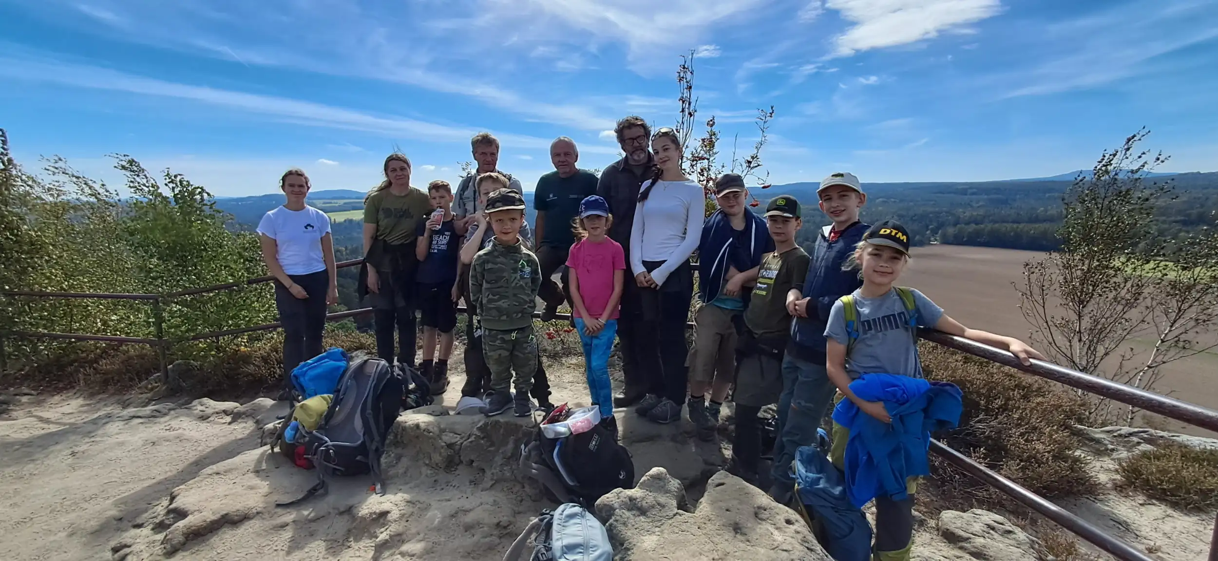 Grenzüberschreitend auf den Spuren von CDF - die Gruppe von Junior Ranger und Volunteer Ranger haben sich auf den Zirkelsteingipfel zum Gruppenfoto aufgestellt