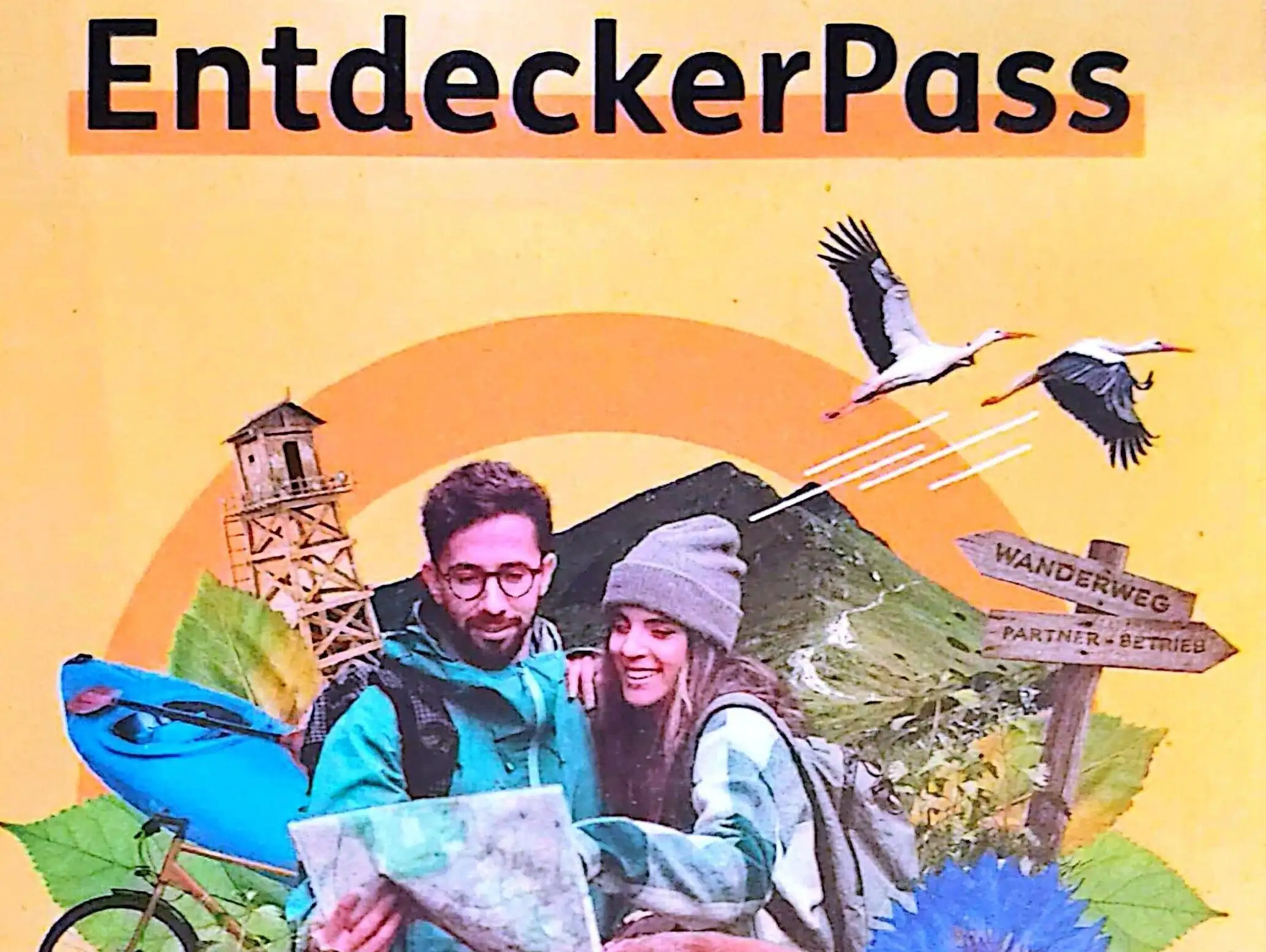 Der Entdecker Pass 2026 der Nationalen Naturlandschaften mit einem Radfahrer und zwei Wandernden in der Natur