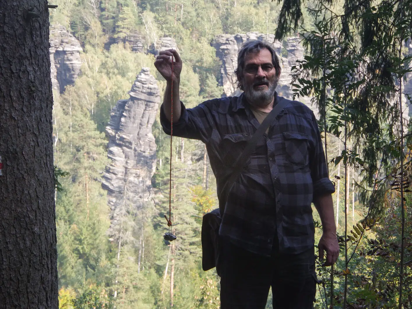 Geologe Rainer Reichstein zeigt mit Hilfe eines Lots wie schief der Spannagelturm sich neigt