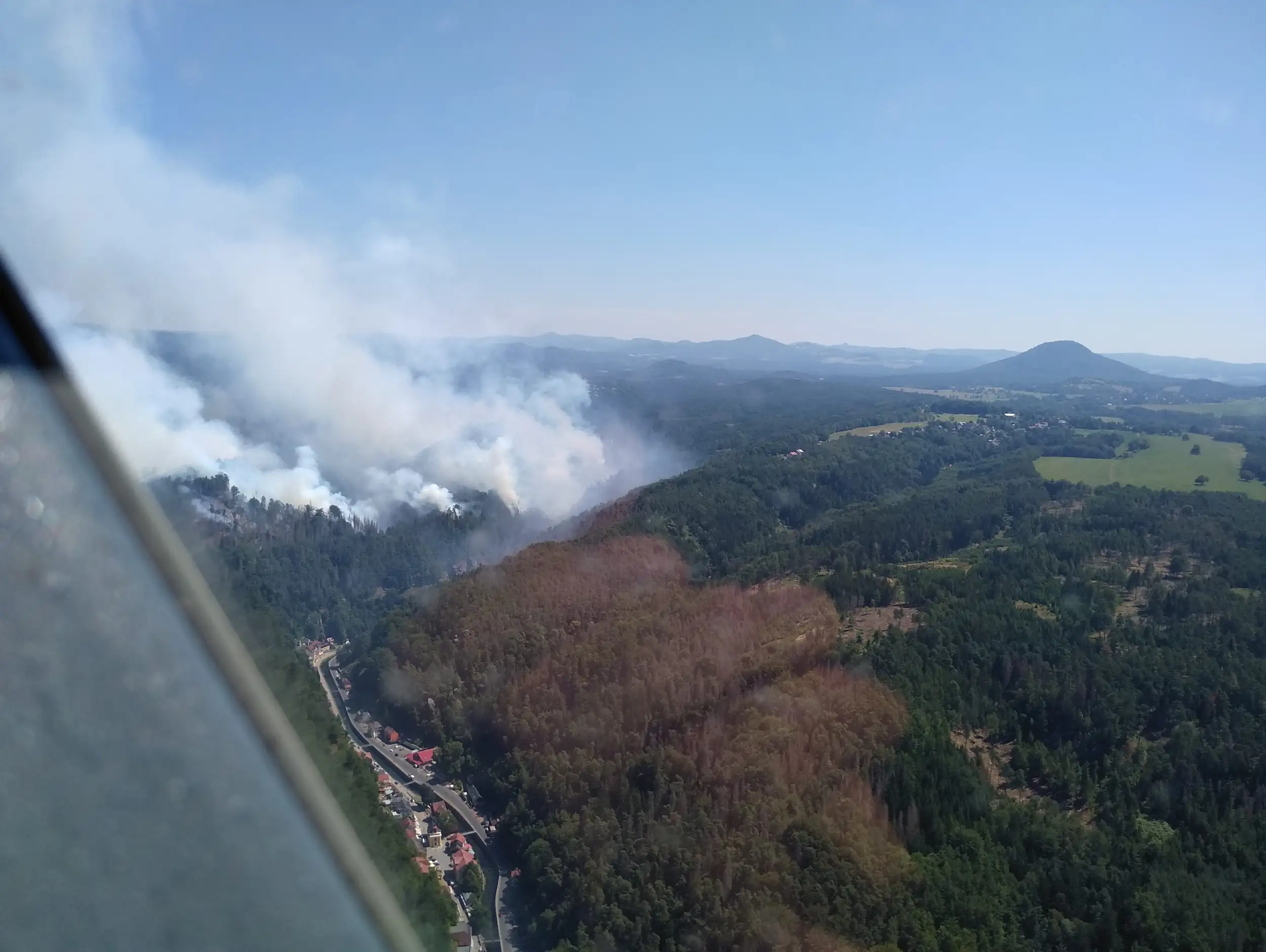 Blick aus dem Flugzeug; Waldbrand 2022 hinter Hřensko