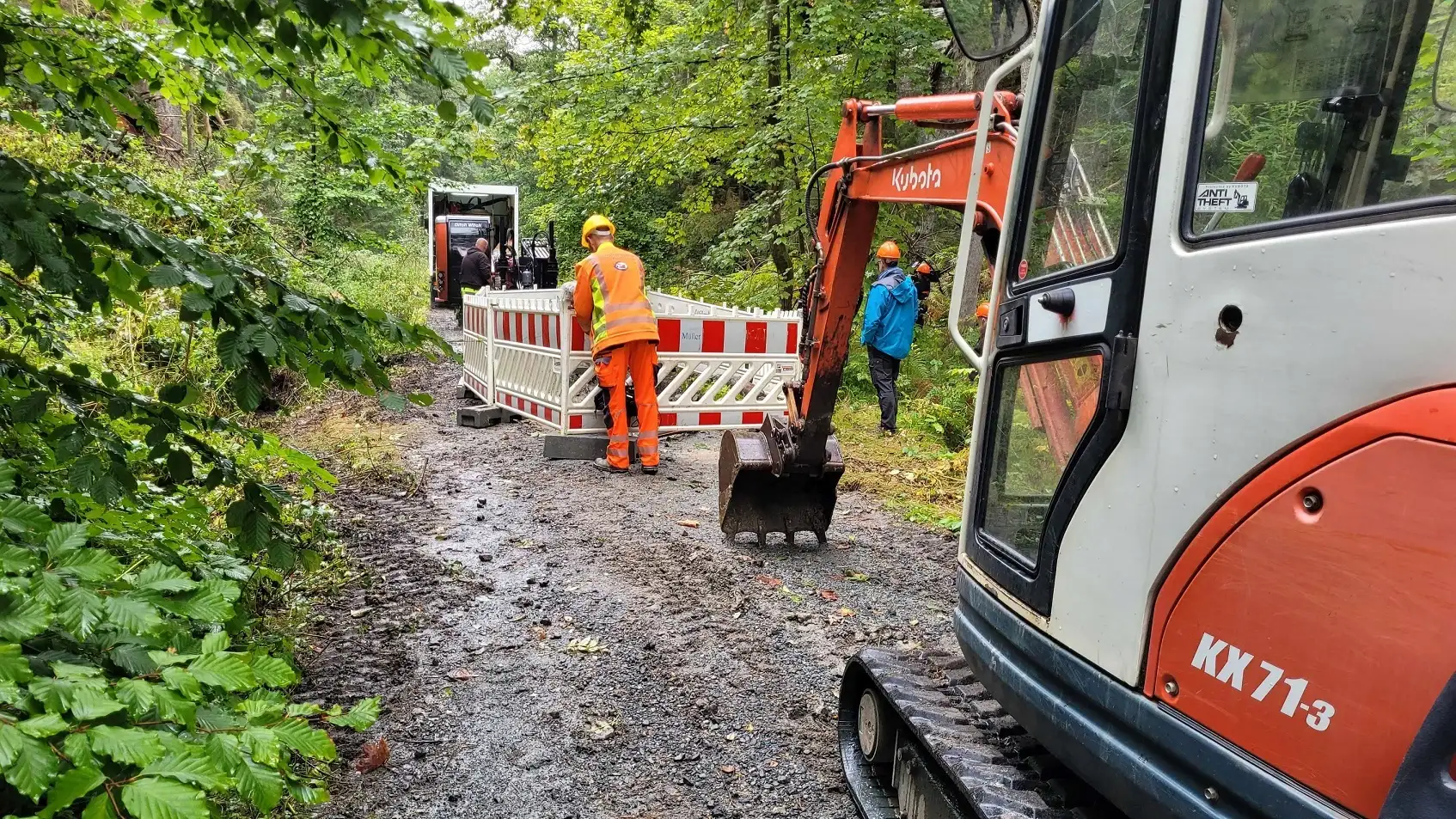 Spüldruckbohrung im Großer Zschand, zwei Experten bedienen zwei Machinen zur Wegpflege