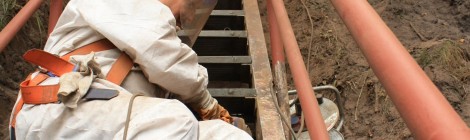 Bauarbeiter auf steiler Metalltreppe