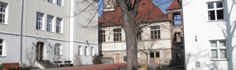 Schulgebäude in der Sonne