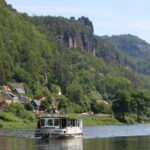 Nicht nur am Königssee fährt man mit dem Schiff zum Wandern! Zwischen Bad Schandau und Hřensko pendelt täglich das Wanderschiff. Die abendliche Rückfahrt ab Hřensko um 16:15 Uhr ist besonders im Sommer – gutes Wetter vorausgesetzt – ein bleibendes Erlebnis.