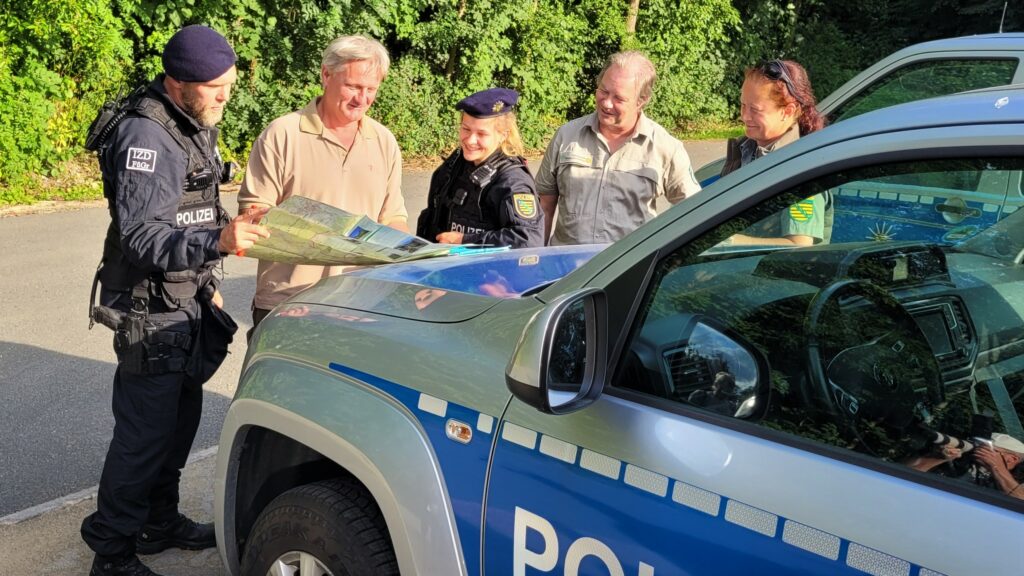 Foto: Hp. Mayr

Regelmäßig kontrollieren die Ranger der Nationalpark- und Forstverwaltung die Einhaltung des Feuerverbots. Die Polizeidirektion Dresden unterstützt dies nach ihren Möglichkeiten. Grenzübergreifend abgestimmt mit der tschechischen Polizei war dies auch am vergangenen langen Wochenende der Fall.