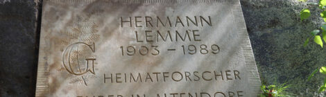 Am Eingang erinnert eine Gedenktafel an den Altendorfer Lehrer Hermann Lemme.
