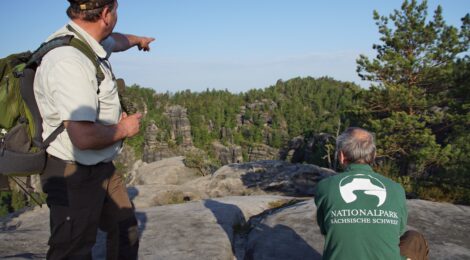 Ranger bei Beobachtungen im Nationalpark Sächsische Schweiz Foto: Hp. Mayr