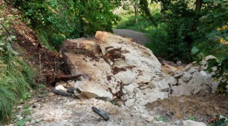 Der Felssturz behindert aktuell den Amselgrund hinter dem Amselsee Richtung Rathewalde. Der Zugang zur Felsenbühne von Kurort Rathen ist nicht betroffen. Foto: Philipp Hahn