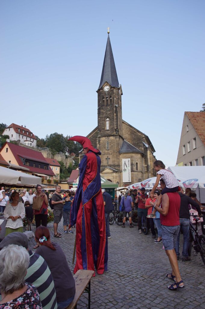 Fotos: J. Weber
Musik, Gauklern und leckeren Produkte aus der Region sind auch am Sonntag, dem 01. September wieder die Wohlfühlfaktoren am Naturmarkt Sächsische Schweiz der Nationalpark- und Forstverwaltung in Stadt Wehlen.
