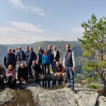 Teilnehmerinnen und Teilnehmer des Wissenschaftlichen Beirates der Nationalparke Böhmische und Sächsische Schweiz, dessen Sitzung vor kurzem im Gasthaus Belvedere, dem Aussichtspunkt über dem tschechischen Elbtal bei Labská Stráň stattfand. Der Leiter der Nationalparkverwaltung Böhmische Petr Kříž (r.) begleitete die grenzübergreifende Sitzung der Wissenschaftler. Foto: Julius Zimmermann