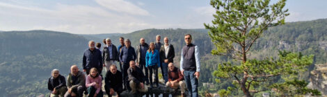 Teilnehmerinnen und Teilnehmer des Wissenschaftlichen Beirates der Nationalparke Böhmische und Sächsische Schweiz, dessen Sitzung vor kurzem im Gasthaus Belvedere, dem Aussichtspunkt über dem tschechischen Elbtal bei Labská Stráň stattfand. Der Leiter der Nationalparkverwaltung Böhmische Petr Kříž (r.) begleitete die grenzübergreifende Sitzung der Wissenschaftler. Foto: Julius Zimmermann