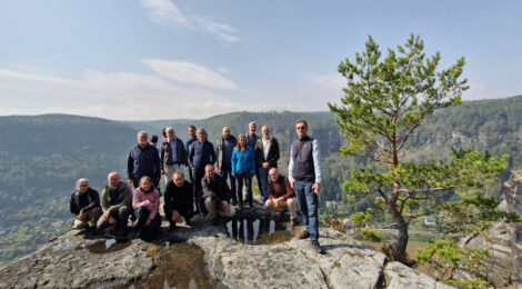 Teilnehmerinnen und Teilnehmer des Wissenschaftlichen Beirates der Nationalparke Böhmische und Sächsische Schweiz, dessen Sitzung vor kurzem im Gasthaus Belvedere, dem Aussichtspunkt über dem tschechischen Elbtal bei Labská Stráň stattfand. Der Leiter der Nationalparkverwaltung Böhmische Petr Kříž (r.) begleitete die grenzübergreifende Sitzung der Wissenschaftler. Foto: Julius Zimmermann