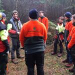 Lehrausbilder Karl Metzner (2. v. l.) und die sechs neuen Forstwirt-Azubis der Nationalpark- und Forstverwaltung von Sachsenforst besprechen ihren bevorstehenden Einsatz in der Jungbestandspflege. Der junge Mischwald im Hintergrund muss aufgelichtet werden. Foto: Hanspeter Mayr