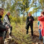 Erfolgreicher Waldumbau im Privatwald: Im Rahmen der Waldbesitzerschulung der Nationalpark- und Forstverwaltung stellte Waldbesitzer Bernd Gnauk die Maßnahmen in seinem Privatwald vor, die er nach dem Borkenkäferbefall ergriffen hat, um für die nachfolgende Generation einen stabilen wirtschaftlich nutzbaren Wald hinterlassen zu können. (v.l.n.r. Sachbearbeiter Forstförderung Christian Bandick, Revierleiter Bad Schandau Armin Stettinius, Waldbesitzer Bernd Gnauk und Waldbesitzerfamilie Findeisen). Foto: C. Tscheuschner