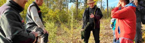 Erfolgreicher Waldumbau im Privatwald: Im Rahmen der Waldbesitzerschulung der Nationalpark- und Forstverwaltung stellte Waldbesitzer Bernd Gnauk die Maßnahmen in seinem Privatwald vor, die er nach dem Borkenkäferbefall ergriffen hat, um für die nachfolgende Generation einen stabilen wirtschaftlich nutzbaren Wald hinterlassen zu können. (v.l.n.r. Sachbearbeiter Forstförderung Christian Bandick, Revierleiter Bad Schandau Armin Stettinius, Waldbesitzer Bernd Gnauk und Waldbesitzerfamilie Findeisen). Foto: C. Tscheuschner