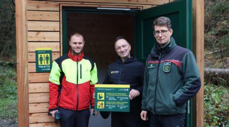 V.l.: Martin Aulitzky hat seitens der Nationalpark- und Forstverwaltung Sächsische Schweiz den Bau der insgesamt drei Waldtoiletten an den Parkplätzen Neumannmühle, Nasser Grund und Lilienstein organisiert, vorbereitet und koordiniert, Zimmerer Stanley Michael hat die drei Toilettengebäude in Einzelanfertigung aus Lärche aus der Nationalparkregion aufgebaut, Alexander Nowak ist Leiter der Nationalparkwacht und zuständig für die Unterhaltung der Wanderparkplätze und künftig auch der Waldtoiletten im Nationalpark. Foto: K. Partzsch