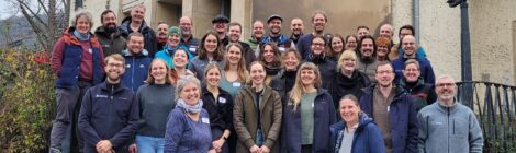 Foto: Hp. Mayr Rund 50 Forschungs- und Monitoringverantwortliche der Nationalen Naturlandschaften e. V. (NNL) tagten kürzlich im NationalparkZentrum in Bad Schandau. Drei Tage standen die enge Kooperation mit Universitäten und Forschungseinrichtungen ebenso auf der Tagesordnung, wie gegenwärtige Projekte und neue Untersuchungsergebnisse. Belastbare Zahlen zu Biodiversität sowie zu Folgen des Klimawandels sind für die Entwicklung der regionalen Wertschöpfung auf Landes- und Bundesebene unerlässlich. Die Experten der Nationalen Naturlandschaften e. V. (NNL) sind dafür bundesweit vernetzt.