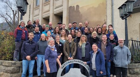 Foto: Hp. Mayr Rund 50 Forschungs- und Monitoringverantwortliche der Nationalen Naturlandschaften e. V. (NNL) tagten kürzlich im NationalparkZentrum in Bad Schandau. Drei Tage standen die enge Kooperation mit Universitäten und Forschungseinrichtungen ebenso auf der Tagesordnung, wie gegenwärtige Projekte und neue Untersuchungsergebnisse. Belastbare Zahlen zu Biodiversität sowie zu Folgen des Klimawandels sind für die Entwicklung der regionalen Wertschöpfung auf Landes- und Bundesebene unerlässlich. Die Experten der Nationalen Naturlandschaften e. V. (NNL) sind dafür bundesweit vernetzt.