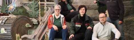 Das Team des Fachbereiches Besucherzentren und Umweltbildung der Nationalpark- und Forstverwaltung Sächsische Schweiz unter Leitung von Dr. Karolin Tischer (mittig) besuchte die Waldwerkstatt im Hans-Eismann-Haus mit Josef Wanninger (rechts), Leiter des Sachgebiets Besucherzentren und Umweltbildung und stellvertretender Leiter der Nationalparkverwaltung Bayrischer Wald. Foto: G. Wolf