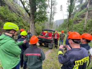 Abstimmungstermin in Tschechien zwischen den Nationalparken und den Feuerwehren zur Nutzbarkeit des Großen Zschand als grenzüberschreitende Einsatzroute für kleine Geländefahrzeuge der Feuerwehren bei Notfällen in der Waldbrandbekämpfung. Foto: Sachsenforst, NLPFV