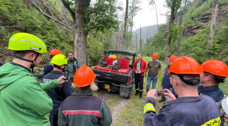 Abstimmungstermin in Tschechien zwischen den Nationalparken und den Feuerwehren zur Nutzbarkeit des Großen Zschand als grenzüberschreitende Einsatzroute für kleine Geländefahrzeuge der Feuerwehren bei Notfällen in der Waldbrandbekämpfung. Foto: Sachsenforst, NLPFV