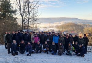 Die Teilnehmenden des Junior-Ranger-Betreuertreffens 2025 kamen auf Einladung des Nationale Naturlandschaften e.V. im Naturpark Eichsfeld-Hainich-Werratal zusammen, um vom Dachverband aktuelle Informationen zu erhalten und sich über ihre Junior-Ranger-Arbeit auszutauschen. Foto: V. Zaporozhets