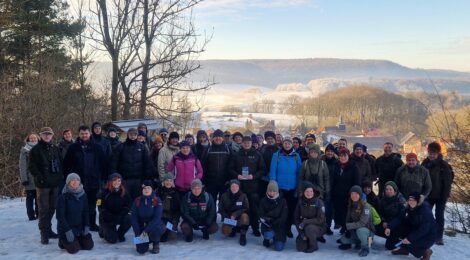 Die Teilnehmenden des Junior-Ranger-Betreuertreffens 2025 kamen auf Einladung des Nationale Naturlandschaften e.V. im Naturpark Eichsfeld-Hainich-Werratal zusammen, um vom Dachverband aktuelle Informationen zu erhalten und sich über ihre Junior-Ranger-Arbeit auszutauschen. Foto: V. Zaporozhets