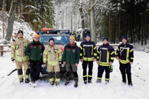 Waren am Wochenende und bei grimmiger Kälte für die Verbesserung des Waldbrandschutzes im hinteren Nationalparkteil unterwegs (v. l.): Michael Lehmann, stellvertretender ehrenamtlicher Kreisbrandmeister des Landkreises Sächsische Schweiz-Osterzgebirge, Alexander Nowak, Leiter der Nationalpark- und Naturwacht in der Nationalpark- und Forstverwaltung Sächsische Schweiz von Sachsenforst Kay-Uwe Rehn stellvertretender ehrenamtlicher Kreisbrandmeister des Landkreises Sächsische Schweiz-Osterzgebirge Dr. Louis Georgi, Referent für Waldbrandschutz in der Nationalpark- und Forstverwaltung Sächsische Schweiz von Sachsenforst Dominique Weidensdörfer, Ortswehrleiter der Freiwilligen Feuerwehr Ottendorf Lucas Mai, Freiwillige Feuerwehr Ottendorf Martin Schwarz, stellvertretender Gemeindewehrleiter der Großen Kreisstadt Sebnitz. Foto: J. Zimmermann