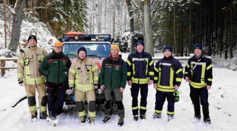 Waren am Wochenende und bei grimmiger Kälte für die Verbesserung des Waldbrandschutzes im hinteren Nationalparkteil unterwegs (v. l.): Michael Lehmann, stellvertretender ehrenamtlicher Kreisbrandmeister des Landkreises Sächsische Schweiz-Osterzgebirge, Alexander Nowak, Leiter der Nationalpark- und Naturwacht in der Nationalpark- und Forstverwaltung Sächsische Schweiz von Sachsenforst Kay-Uwe Rehn stellvertretender ehrenamtlicher Kreisbrandmeister des Landkreises Sächsische Schweiz-Osterzgebirge Dr. Louis Georgi, Referent für Waldbrandschutz in der Nationalpark- und Forstverwaltung Sächsische Schweiz von Sachsenforst Dominique Weidensdörfer, Ortswehrleiter der Freiwilligen Feuerwehr Ottendorf Lucas Mai, Freiwillige Feuerwehr Ottendorf Martin Schwarz, stellvertretender Gemeindewehrleiter der Großen Kreisstadt Sebnitz. Foto: J. Zimmermann